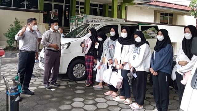 Sejumlah siswi dari boarding school di Yogyakarta yang dipulangkan usai jalani isolasi di Asrama Haji Yogyakarta. Foto: istimewa