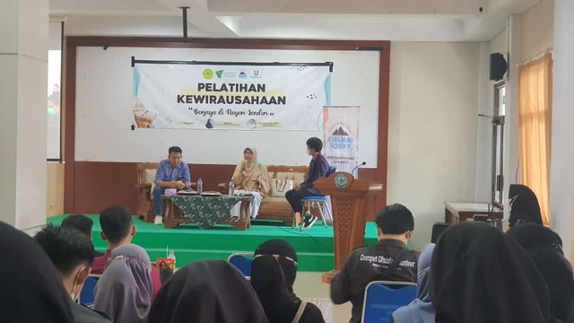 Puluhan mahasiswa Fakultas Ekonomi Universitas Wiralodra (FE Unwir) Indramayu mengikuti pelatihan kewirausahaan yang digelar oleh ciremaitoday.com, dompet dhuafa dan FE Unwir Indramayu. (Andri)