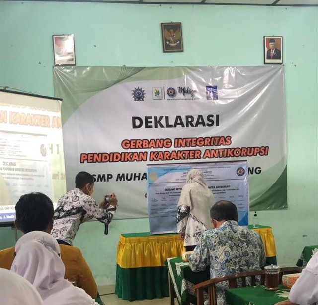 Proses deklarasi integritas pendidikan karakter melawan korupsi. Foto diambil oleh anggota kelompok KKN 263.