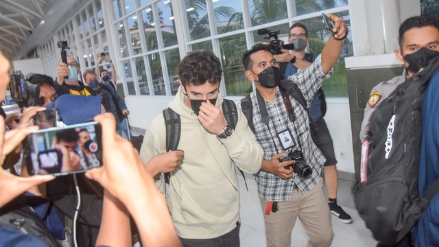 Pebalap Repsol Honda Marc Marquez melambaikan tangan saat tiba di Bandara Internasional Lombok (BIL) di Praya, Lombok Tengah, NTB, Senin (7/2/2022). Foto: Antara/Ahmad Subaidi