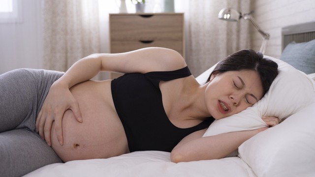 Ilustrasi ibu hamil saat alami kontraksi. Foto: Shutter Stock