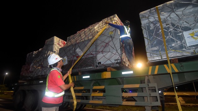 Pekerja membongkar muat logistik MotoGP dari atas pesawat kargo Boeing 777 Freighter Qatar Airways di Bandara Internasional Lombok (BIL), Praya, Lombok Tengah, NTB, Senin (7/2/2022). Foto: Ahmad Subaidi/ANTARA FOTO