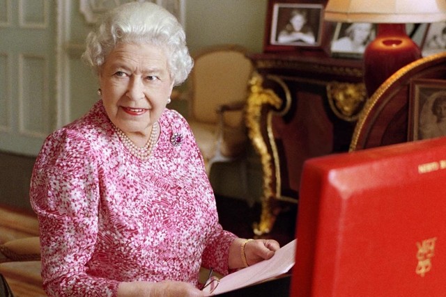 Ratu Elizabeth II dengan kotak merah ikoniknya. Foto: Instagram/@theroyalfamily
