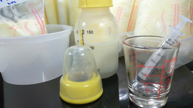 Ilustrasi cara menyimpan botol susu bayi. Foto: Shutterstock