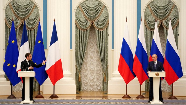 Presiden Rusia Vladimir Putin dan Presiden Prancis Emmanuel Macron, menghadiri konferensi pers bersama, di Moskow, Rusia, Senin (7/2/2022). Foto: Thibault Camus/Pool via REUTERS