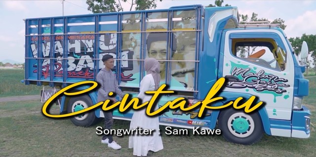 Lirik dalam sepiku kau lah canda ku. Foto: Video klip Cintaku