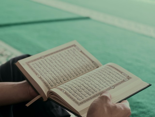 Ilustrasi membaca Alquran. Foto: Unsplash.