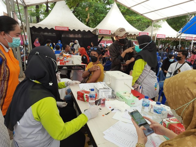 Warga padati lokasi vaksinasi yang digelar Kadin dan IMI Sultra. Foto: Dok Istimewa.