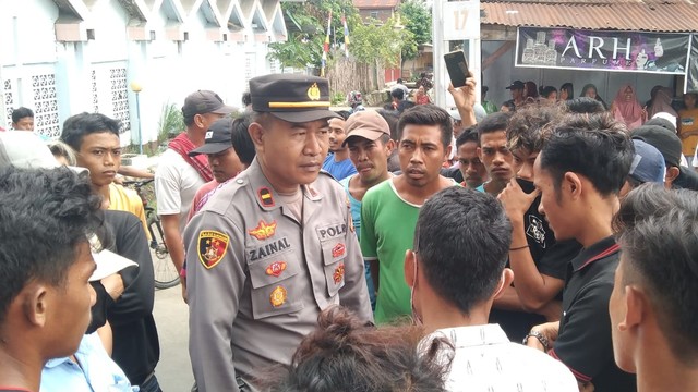 Kekecewaan warga soal mempelai pria di Kelurahan Monta Baru, Kecamatan Woja, Kabupaten Dompu yang meninggalkan mempelai wanita saat akad pernikahan. Foto: Dok. Istimewa