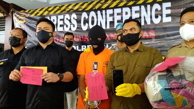 Polres Sleman tangkap RAM (24), pemuda pengangguran yang memaksa siswi SMP untuk VCS dengan ancaman sebar foto porno. Foto: Arfiansyah Panji Purnandaru/kumparan