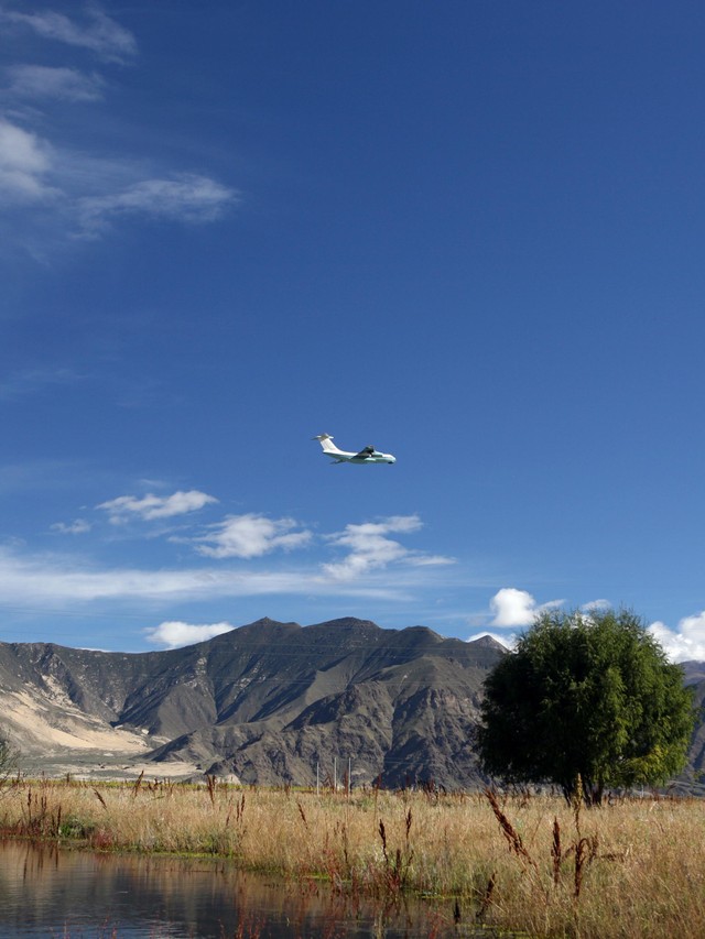 Ilustrasi pesawat yang terbang di atas pegunungan Tibet. Foto: Chunni4691/Shutterstock