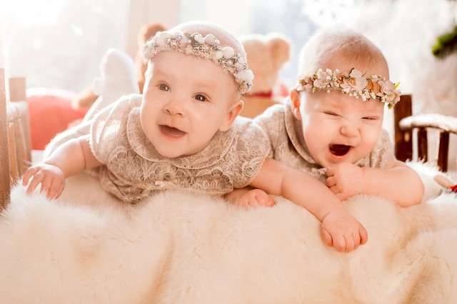 Ilustrasi perlengkapan bayi kembar (Sumber: Freepik)