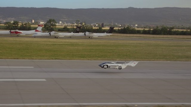 Mobil terbang AirCar dapat sertifikat layak mengudara. Foto: AirCar Klein Vision
