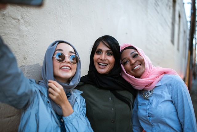 Ilustrasi cara membuat emoji iPhone hijab, sumber foto: (Rodnae Productions) by Pexels.com