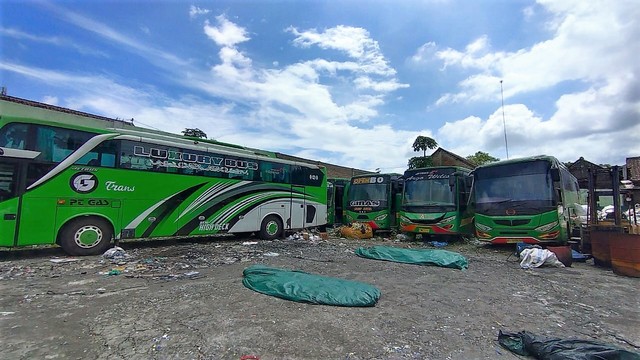 Sejumlah bus diparkir di garasi PO Gandos Abadi di Nogosari, Kecamatan Andong, Kabupaten Boyolali, Selasa (08/02/2022). FOTO: Tara Wahyu