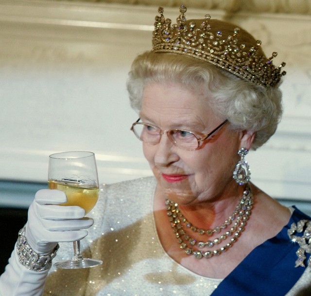 Ratu Elizabeth II bersulang kepada Presiden AS George W. Bush setelah sambutannya pada awal Jamuan Makan Malam Kenegaraan Gedung Putih, 07 Mei 2007 di Washington, DC. Foto: Saul LOEB / AFP