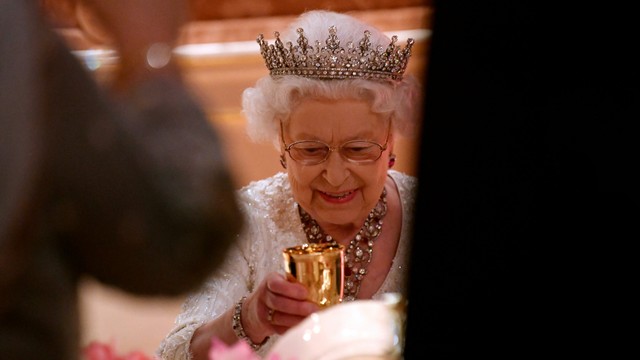 Ratu Inggris Elizabeth II mengangkat gelasnya saat acara makan malam Ratu selama Pertemuan Kepala Pemerintahan Persemakmuran (CHOGM), di Istana Buckingham di London pada 19 April 2018. Foto: Toby Melville / POOL / AFP