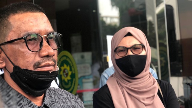 Ibunda Gaga Muhammad, Janariyah, bersama kuasa hukumnya saat ajukan memori banding, Pengadilan Negeri Jakarta Timur, Selasa (8/2/2022). Foto: Giovanni/kumparan