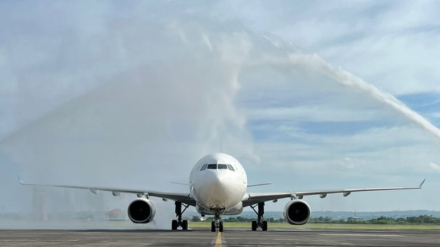 Penerbangan perdana Garuda dari Jepang ke Bali saat tiba di Bandara Ngurah Rai, Bali - IST