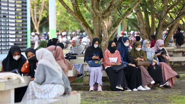 Mahasiswa Universitas Syiah Kuala (USK) Banda Aceh menunggu masuk kelas, Senin (17/1/2022). Foto: Suparta/acehkini