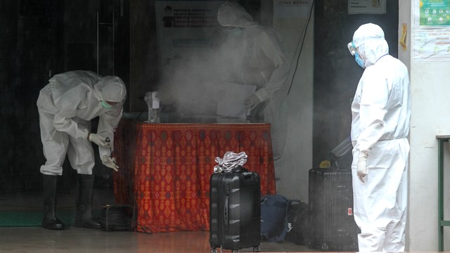 Petugas menyemprotkan cairan disinfektan pada barang milik pasien COVID-19 di Graha Wisata TMII, Jakarta, Selasa (8/2/2022). Foto: Asprilla Dwi Adha/ANTARA FOTO