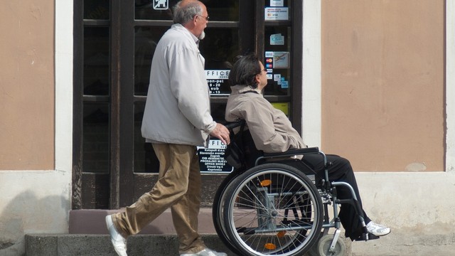 Ilustrasi lansia penyandang stroke sedang didorong di atas kursi roda. Foto: Pixabay