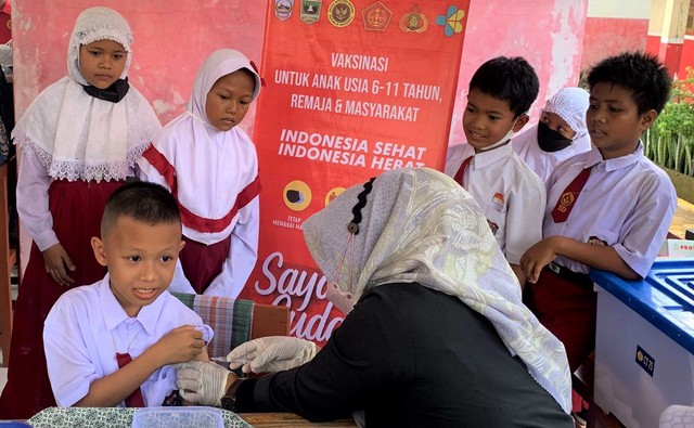 Seorang pelajar tengah disuntik vaksin dalam kegiatan vaksinasi anak yang digelar oleh BINDA Sumatera Barat. Foto: dok BINDA