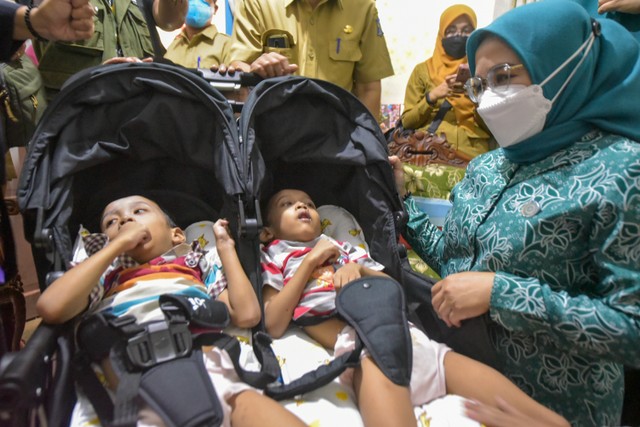 Ketua Tim Penggerak (TP) PKK Surabaya Rini Indriyani saat mengunjungi si kembar Ricko dan Ricki. Foto-foto: Humas Pemkot Surabaya