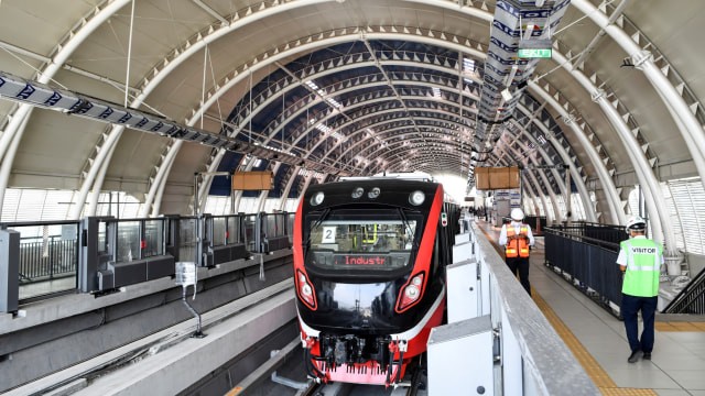 Sebuah rangkaian LRT saat akan melaksanakan uji coba lintasan LRT Jabodebek TMII-Cibubur di Stasiun LRT TMII, Jakarta. Foto: M Risyal Hidayat/ANTARA FOTO