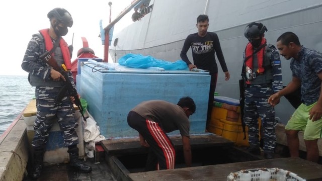 Kapal Angkatan Laut (KAL) Bireuen I-1-70 milik Pangkalan TNI AL Lhokseumawe, menangkap dua unit kapal ikan pukat trawl di perairan Peureulak, Aceh Timur. Foto: Dok. Istimewa