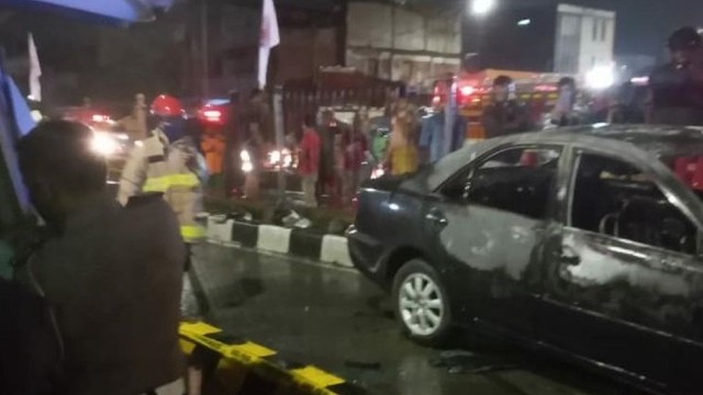 Mobil sedan terbakar setelah menabrak separator TransJakarta di kawasan Senen, Jakarta Pusat, Senin (7/2/2022) dini hari.
 Foto: Dok. Pribadi/HO ANTARA