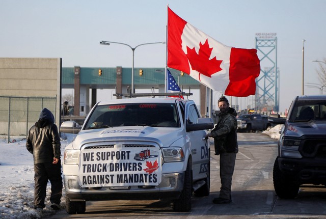 Kendaraan memblokir rute yang mengarah dari Jembatan Ambassador, saat pengemudi truk memprotes mandat vaksin COVID-19, di Windsor, Ontario, Kanada, Selasa (8/2/2022). Foto: Carlos Osorio/REUTERS