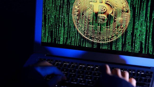 Ilustrasi hacker curi Bitcoin. Foto: TY Lim/Shutterstock