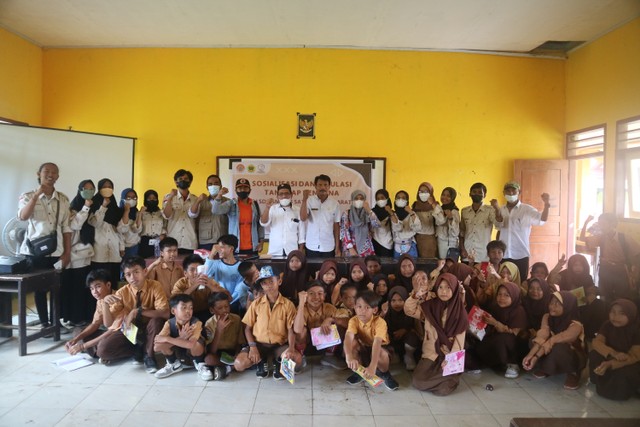 Mahasiswa KKN Tematik UNRAM didampingi DPL bersama BPBD Lombok Tengah dan Siswa- Siswi SD-SMPN 8 Satap Praya Barat Melakukan Sesi Foto Bersama