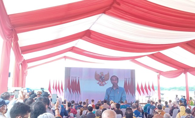 Presiden RI Ir. H. Jokowi Widodo saat Menghadiri Acara Puncak HPN 2022 di Pelataran Masjid Al-Alam Kota Kendari, Provinsi Sulawesi Tenggara (Sultra) Secara Virtual. Foto: Al Pagala/kendarinesia.