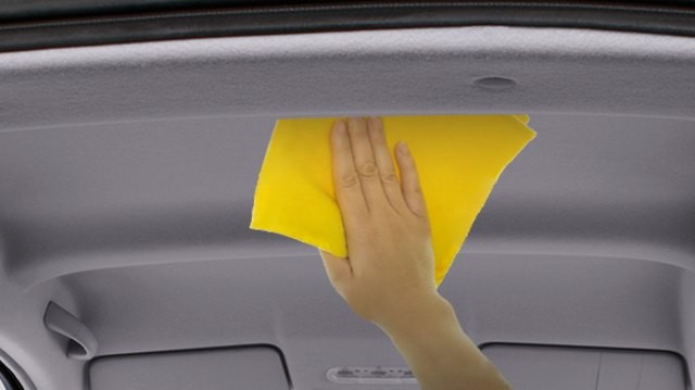 Ilustrasi membersihkan plafon pada mobil. Foto: dok. Istimewa