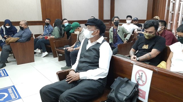 Ayah Jerinx, I Wayan Arjono, menghadiri sidang Jerinx di Pengadilan Jakarta Pusat, Rabu (9/2/2022). Foto: Alexander Vito/kumparan