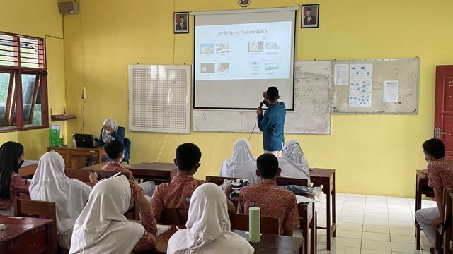 Pemberian materi bahaya narkoba terhadap salah satu kelas di SMP Negeri 44 Semarang                                                                                                                                                        Sumber : Pribadi