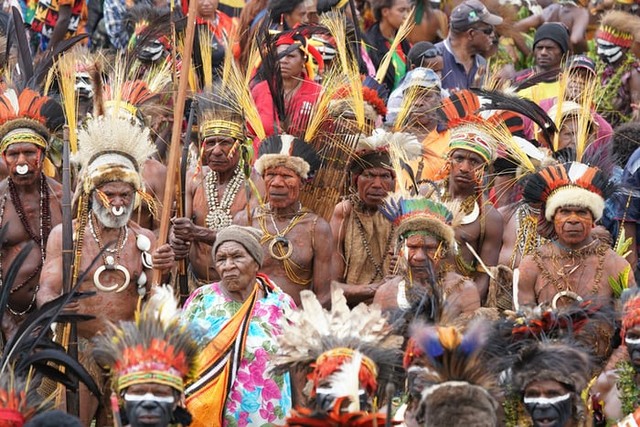 Ilustrasi persiapan menyelenggarakan tari Topeng di Papua. Foto. dok. Bob Brewer (Unsplash.com)