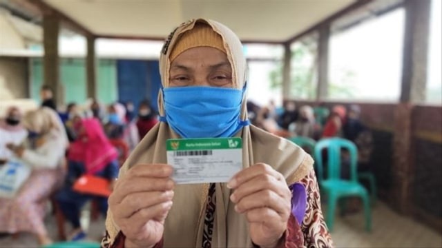Komala Sari warga Desa Girimulya, Kabupaten Bandung, merasakan manfaat program JKN-KIS BPJS Kesehatan setiap berobat. Foto: BPJS Kesehatan