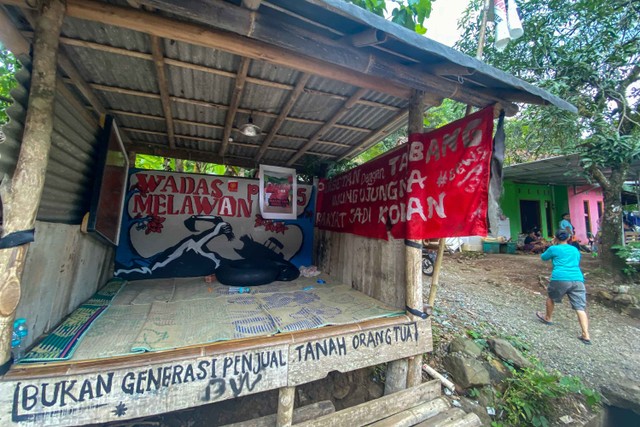 Warga beraktivitas di sekitar rumahnya di Desa Wadas, Bener, Purworejo, Jawa Tengah, Rabu (9/2/2022). Foto: Hendra Nurdiyansyah/ANTARA FOTO