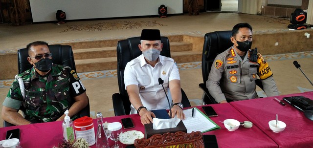 Wali Kota Jambi, Syarif Fasha usai rapat koordinasi, termasuk dengan pihak pengelola rumah sakit. (Foto: M Sobar Alfahri/Jambikita)