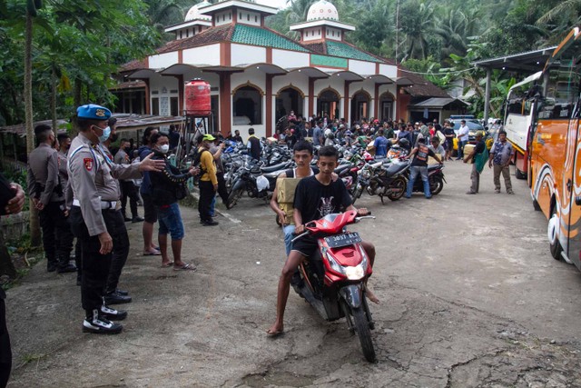 Sejumlah warga yang sempat ditahan polisi tiba di halaman masjid Desa Wadas, Bener, Purworejo, Jawa Tengah, Rabu (9/2/2022). Foto: Hendra Nurdiyansyah/ANTARA FOTO