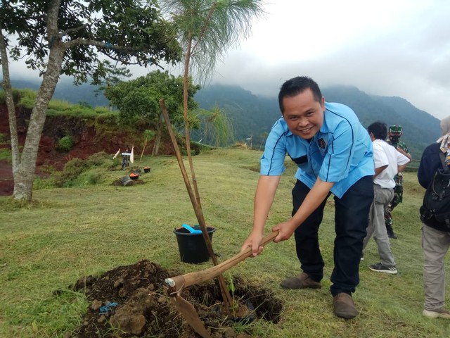 Puluhan wartawan di Kabupaten Kuningan, Jawa Barat, melakukan aksi penanaman pohon di kawasan bekas galian tambang batu. (Andri)