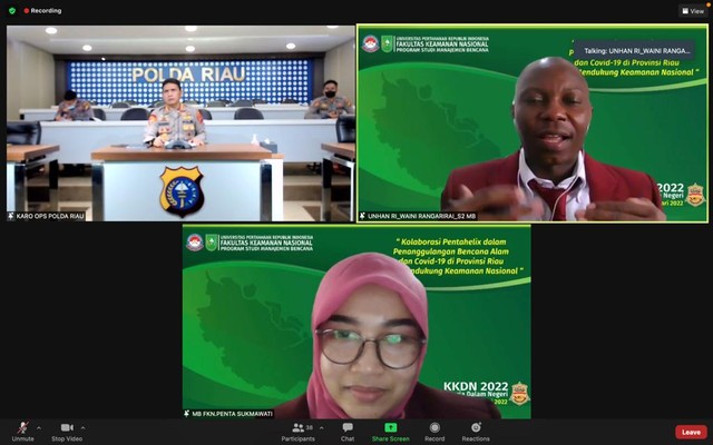 Mahasiswa Internasional MB Unhan RI mengajukan pertanyaan pada pihak Polda Riau (Sumber dokumentasi pribadi)