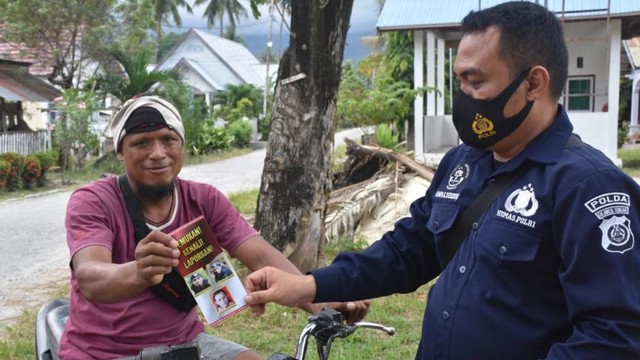 Satgas Operasi Madago Raya kembali menyebarkan foto Daftar Pencarian Orang (DPO) teroris di wilayah Poso Pesisir Bersaudara, Kabupaten Poso, Sulawesi Tengah, Rabu (9/2). Foto: Satgas Operasi Madago Raya