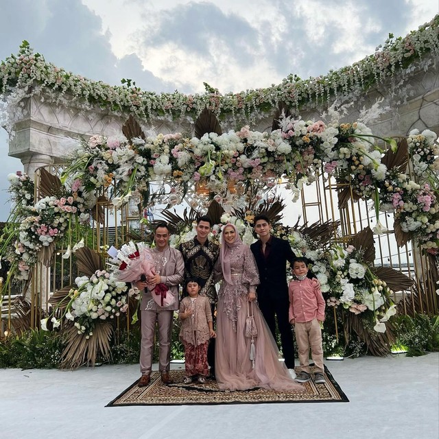 Verrell Bramasta dan Athalla Naufal hadiri acara lamaran Venna Melinda dan Ferry Irawan. Foto: Instagram/@athallanaufal7