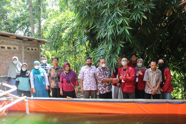 Penyerahan Aquaponik kepada Dusun Seropan II diwakilkan oleh Pak Dukuh. Sumber Dokumen : Dokumen pribadi