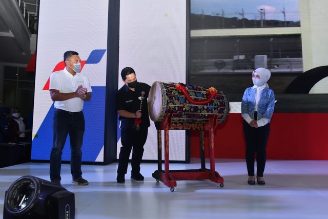 Pertamina menandatangani perjanjian kerja sama dengan Dorna Sports yang dilakukan secara langsung oleh Direktur Utama Pertamina, Nicke Widyawati; dan Managing Director Dorna Sports, S.L, Carlos Ezpeleta (secara online); serta disaksikan oleh Menteri BUMN, Erick Thohir, di Jakarta, Rabu (9/2). Foto: Dok. Pertamina