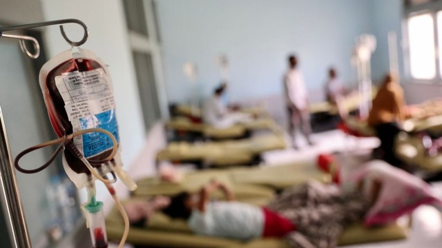 Transfusi darah untuk penderita Thalassemia di RSUDZA Banda Aceh. Foto: Suparta/acehkini